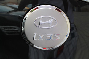 Хромированная накладка на лючок бензобака на Hyundai ix35