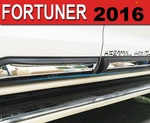 Молдинги боковые с хромом на двери для Toyota Fortuner 2015+